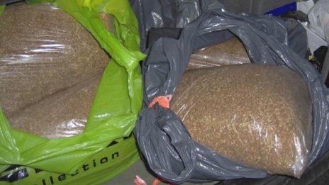 Полицаи иззеха цигари и насипен тютюн от къщи в Първомай