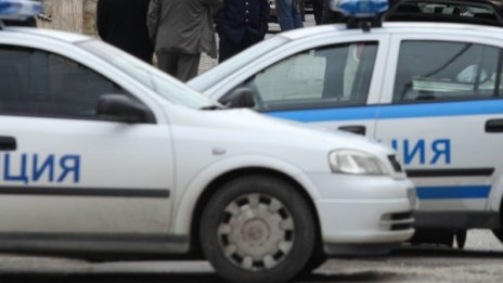 Младеж преби охранители с каска за мотор