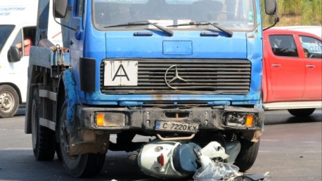 Скутер влезе под гумите на камион в столицата 