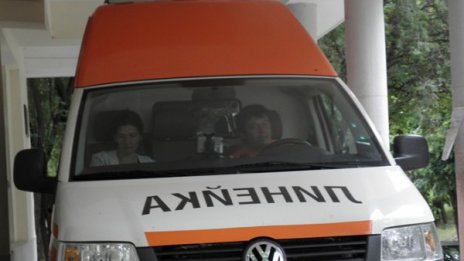 Румънец е ранен, след като теглен автомобил отиде в насрещното 