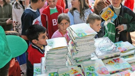 Тетрадки на промоция с лика на чалга певци и с техен диск