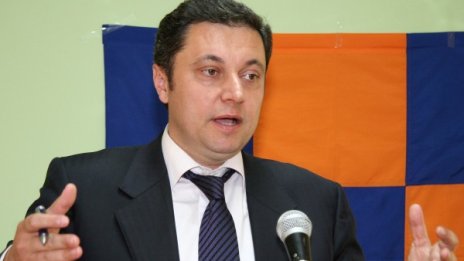Очаквано Янев оглави комисията си 