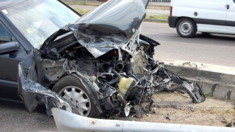 БМВ помете момче и момиче в Студентски град