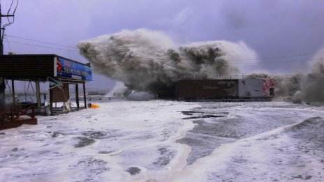 Тайфунът Джевалат връхлетя Япония