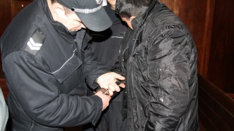 До 45 души напират за едно полицейско място 