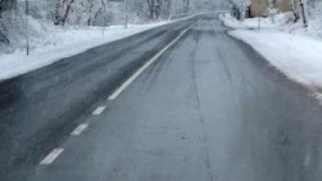 Сигнали за селища без ток, паднали дървета и провиснали кабели в Сливенско