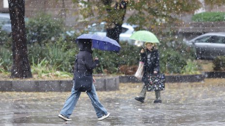 Облачно време утре, къде ще вали дъжд и къде сняг?