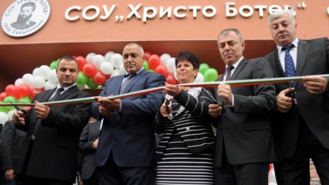 Борисов работи бързо, като реже лентички на обекти на БСП 