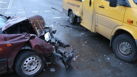 "Голф" се размаза в микробус