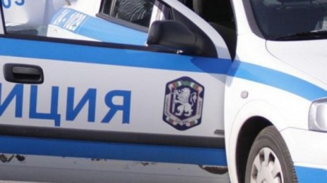 Пиян нападна полицай, буйства и в ареста 