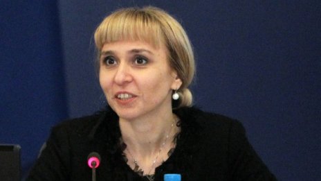 Плевнелиев постъпи достойно, радва се Ковачева 