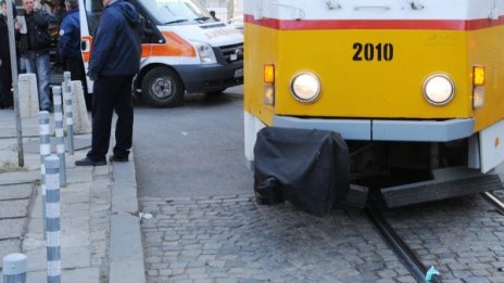 Трамвай удари възрастен мъж в София 