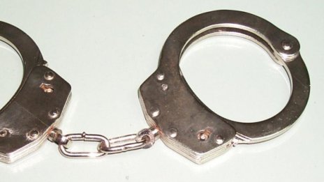 Задържаха младеж, ограбил незрящ човек