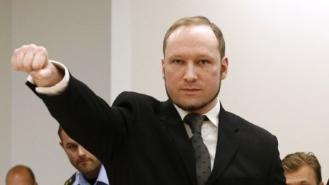 Угаждат на Андерш Брайвик в затвора