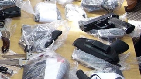 Двама души са задържани заради незаконна дейност с оръжие