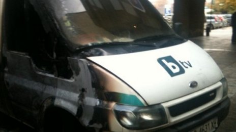 Огън погълна бус и техника на bTV 