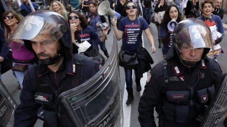 Гимназисти и преподаватели в Италия срещу икономиите  