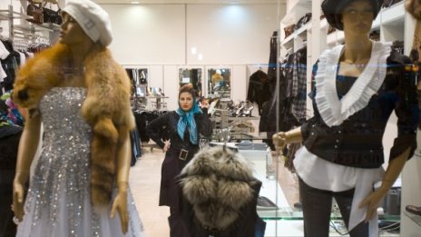 Жената прежалва 12 часа за избор на рокля за фирмено парти 