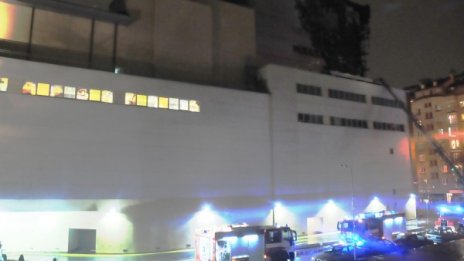 Късо съединение в рекламно табло вероятно е причина за пожара 