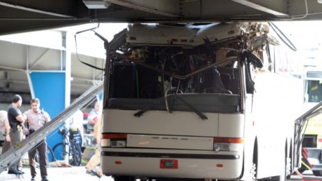 Автобус се удари в надлез на летището в Маями
