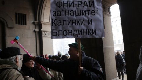 Гнили домати и за Игнатов, учени поискаха оставката му 
