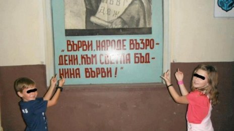 Намериха децата от скандалната снимка с неприличните жестове