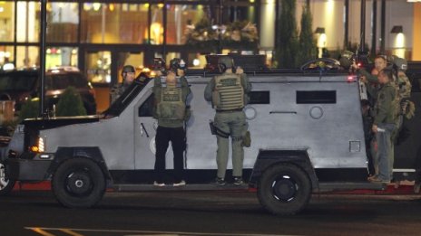 Трима убити при стрелба в мол в Орегон, САЩ