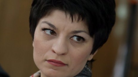 Атанасова призова депутатите да бъдат разумни за пушенето 