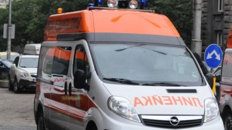 Лекари се борят за живота на уволнената пияна учителка