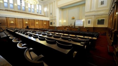 Депутатите си гласуваха 16 дни коледна ваканция
