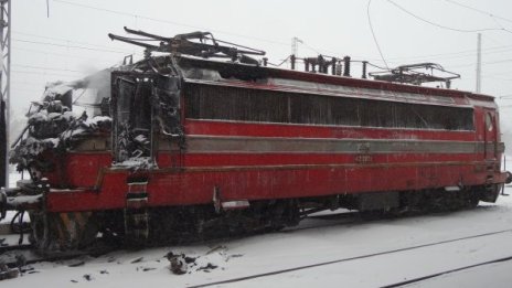 Пламна локомотивът на пътническия влак Русе-Шумен 