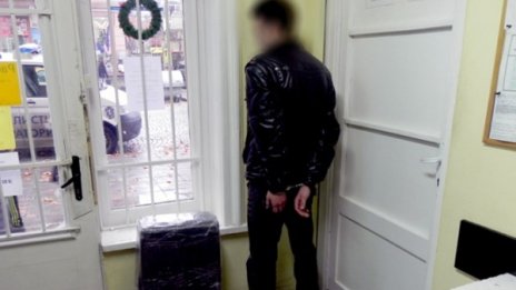 Закопчаха 22-годишен, взел си пратка с кило кокаин от пощата 