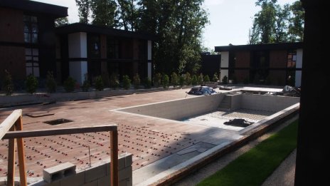 Пет от постройките в "Баба Алино" вече са без ток