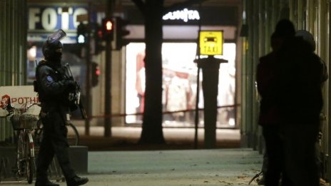 Мъж взе заложник в банка в Берлин, плаши с взрив 