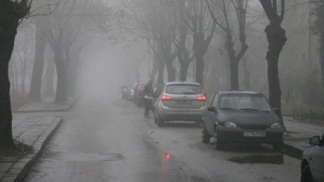 Значителна облачност с мъгли в низините