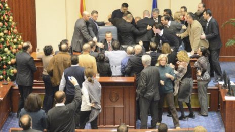 Седемнайсет ранени при сблъсъци в македонския парламент