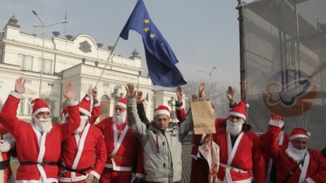 Бащи, облечени като Дядо Коледа, се събраха на шествие
