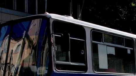 Захранващ прът на тролейбус рани пешеходец 