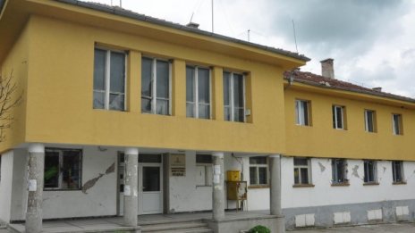 Борисов отпуска дърва за огрев за Перник