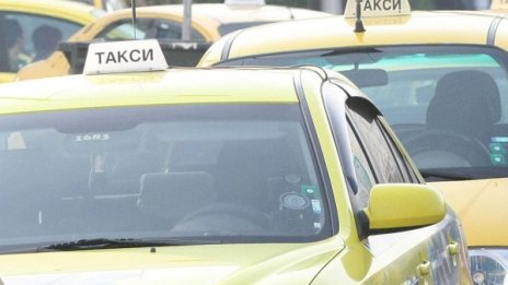 16-годишен клиент заплаши и ограби таксиметров шофьор 