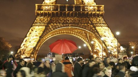 Над 300 хиляди души посрещнаха Нова година по улиците на Париж 