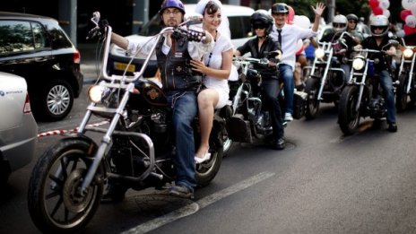 Нови правила за жените как да седят на мотоциклет 