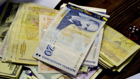 Възрастна жена даде 5 бона на измамници 