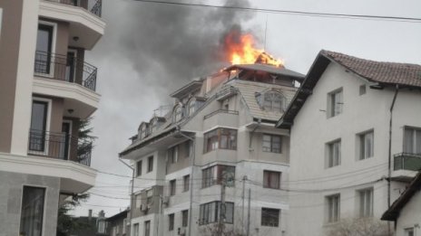 Покрив на къща гори в столичния квартал "Редута"