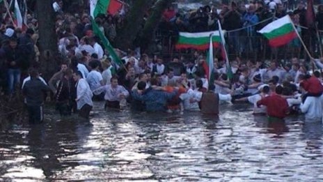 Мъжко хоро в ледените води за Йордановден