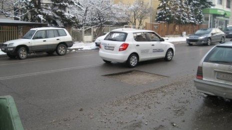 Изрязан асфалт създава опасност от катастрофи на бул. "Пушкин"
