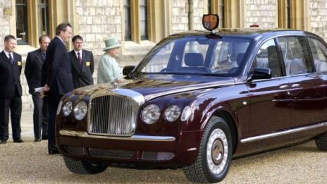 Бентлито на кралицата почти я остави на пътя