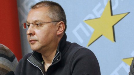 ГЕРБ си подготвя пеенето на избори, иронизира Станишев