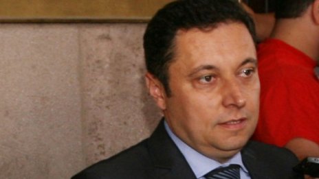Янев и Манолова бършат пяна от уста