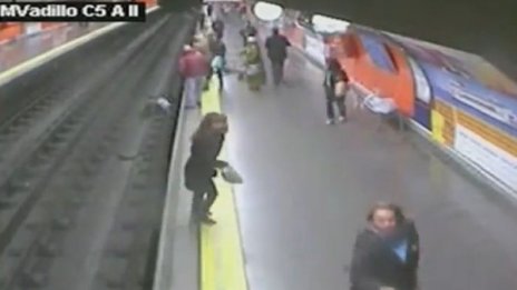 Влак едва не смаза припаднала жена в метрото в Мадрид 